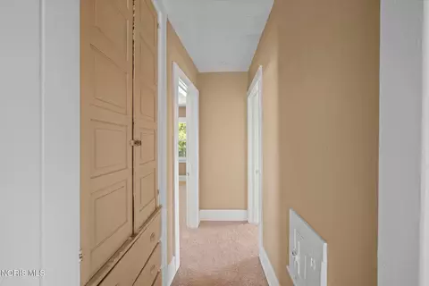 Entry Way - 2037 Joffre Ave, Toledo, OH 43607 photo 5 of 6