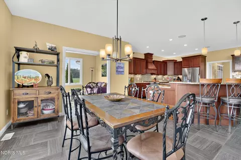 Dining - 1526 Jacobs Dr, Oregon, OH 43616 photo 2 of 5