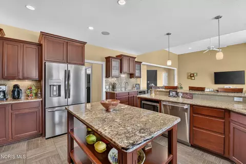 Kitchen - 1526 Jacobs Dr, Oregon, OH 43616 photo 4 of 6