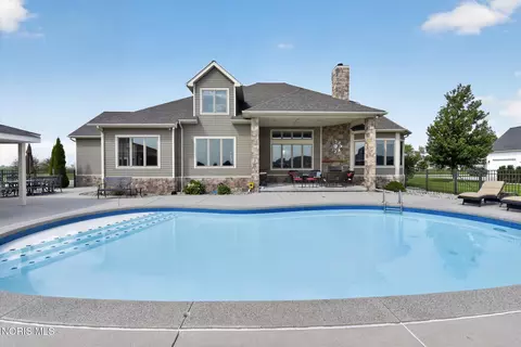 Exterior - 1526 Jacobs Dr, Oregon, OH 43616 photo 6 of 11