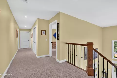 Entry Way - 1526 Jacobs Dr, Oregon, OH 43616 photo 3 of 6