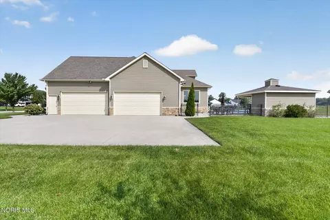 Exterior - 1526 Jacobs Dr, Oregon, OH 43616 photo 5 of 11