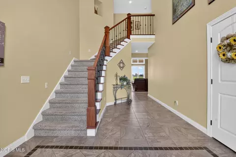 Entry Way - 1526 Jacobs Dr, Oregon, OH 43616 photo 2 of 6