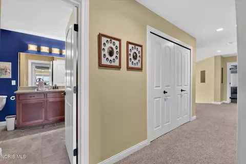 Entry Way - 1526 Jacobs Dr, Oregon, OH 43616 photo 4 of 6