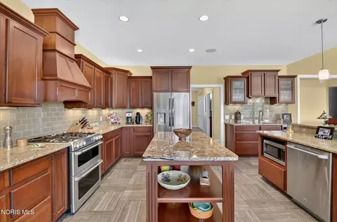 Kitchen - 1526 Jacobs Dr, Oregon, OH 43616 photo 5 of 6