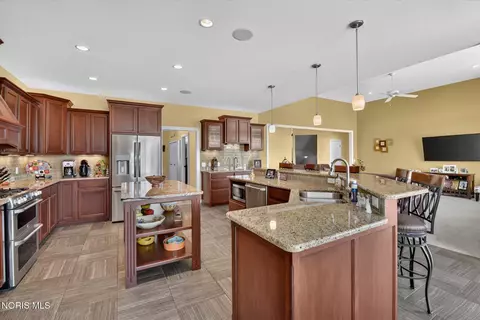 Kitchen - 1526 Jacobs Dr, Oregon, OH 43616 photo 6 of 6
