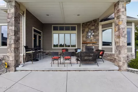 Exterior - 1526 Jacobs Dr, Oregon, OH 43616 photo 9 of 11