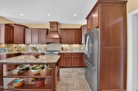 Kitchen - 1526 Jacobs Dr, Oregon, OH 43616 photo 2 of 6