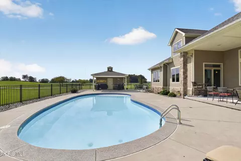 Exterior - 1526 Jacobs Dr, Oregon, OH 43616 photo 7 of 11