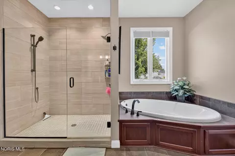 Bath - 1526 Jacobs Dr, Oregon, OH 43616 photo 7 of 10