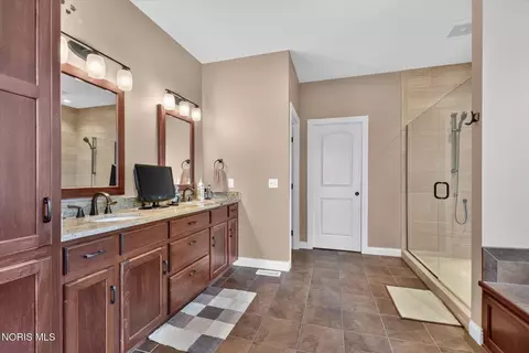 Bath - 1526 Jacobs Dr, Oregon, OH 43616 photo 4 of 10