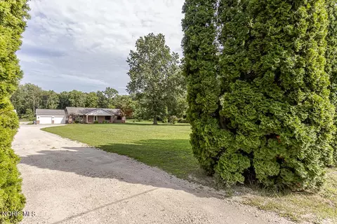 412 Schwamberger Rd, Holland, OH 43528