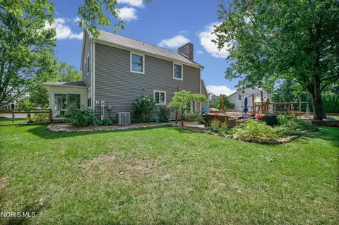 Exterior - 3012 Heatherdowns Dr, Findlay, OH 45840 photo 11 of 13