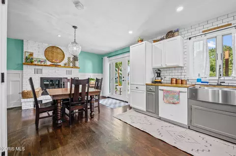 Dining - 3012 Heatherdowns Dr, Findlay, OH 45840 photo 2 of 4