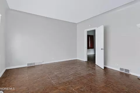 Living - 158 Everett St, Toledo, OH 43608 photo 3 of 3