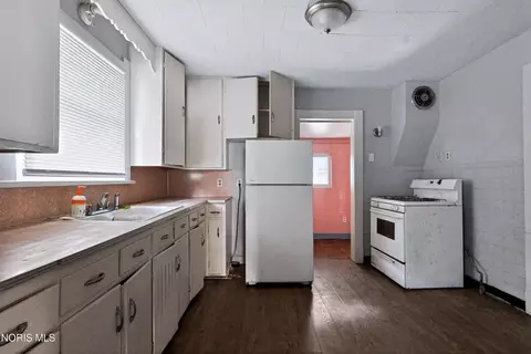 Kitchen - 158 Everett St, Toledo, OH 43608 photo 1 of 3