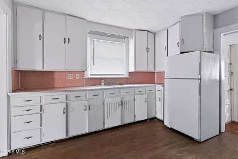 Kitchen - 158 Everett St, Toledo, OH 43608 photo 3 of 3