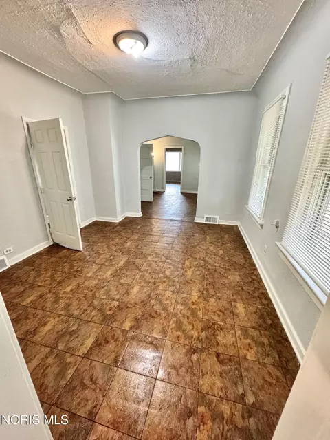 Dining - 158 Everett St, Toledo, OH 43608 photo 1 of 1