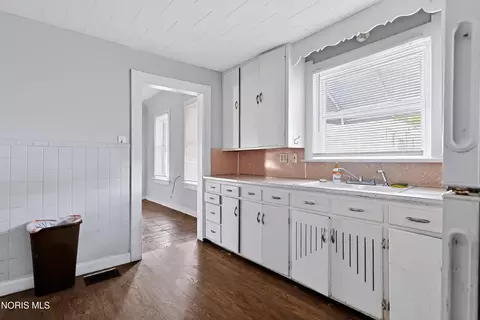 Kitchen - 158 Everett St, Toledo, OH 43608 photo 2 of 3