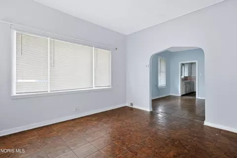 Living - 158 Everett St, Toledo, OH 43608 photo 2 of 3