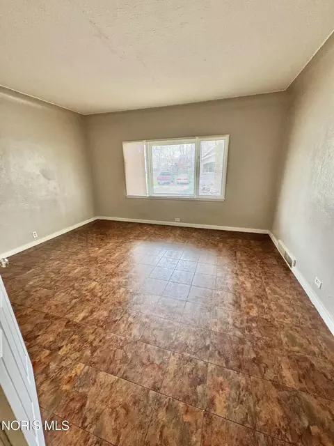 Living - 158 Everett St, Toledo, OH 43608 photo 2 of 2