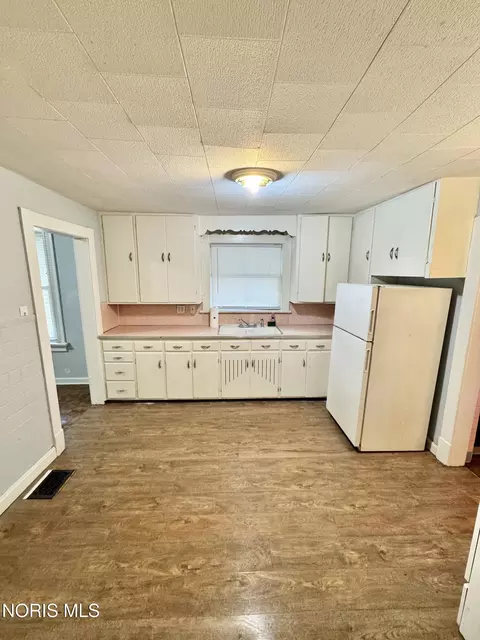 Kitchen - 158 Everett St, Toledo, OH 43608 photo 1 of 3
