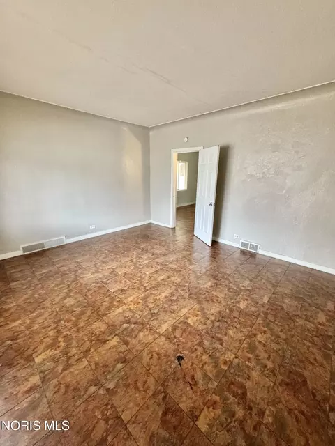 Living - 158 Everett St, Toledo, OH 43608 photo 1 of 2