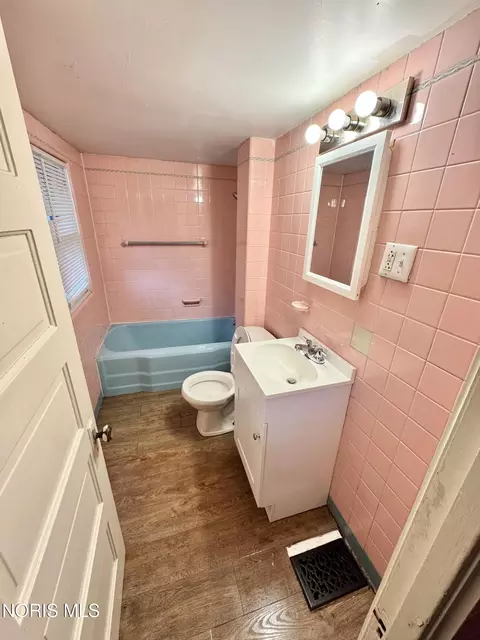 Bath - 158 Everett St, Toledo, OH 43608 photo 1 of 1