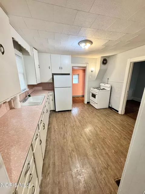 Kitchen - 158 Everett St, Toledo, OH 43608 photo 2 of 3