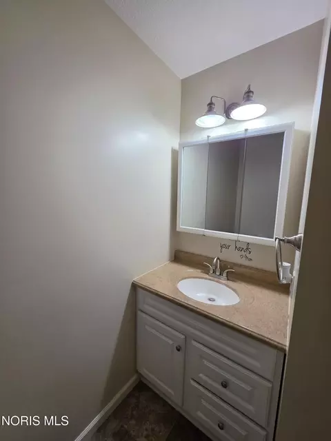 Bath - 723 Chestnut Dr, Upper Sandusky, OH 43351 photo 3 of 5