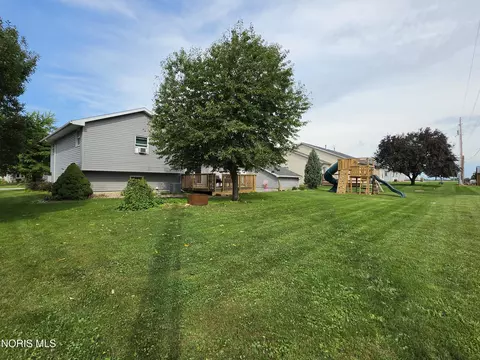 Exterior - 723 Chestnut Dr, Upper Sandusky, OH 43351 photo 4 of 5