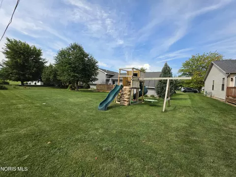 Exterior - 723 Chestnut Dr, Upper Sandusky, OH 43351 photo 2 of 5