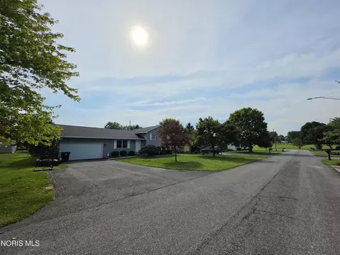 Exterior - 723 Chestnut Dr, Upper Sandusky, OH 43351 photo 1 of 5