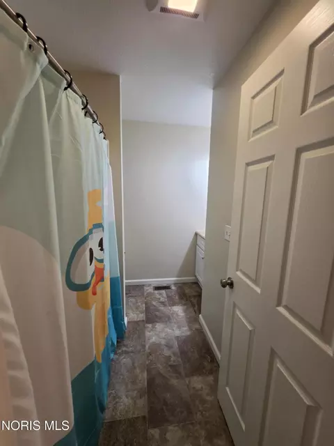 Bath - 723 Chestnut Dr, Upper Sandusky, OH 43351 photo 2 of 5