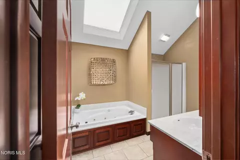 Bath - 1733 Spring Forest Dr, Oregon, OH 43616 photo 2 of 5