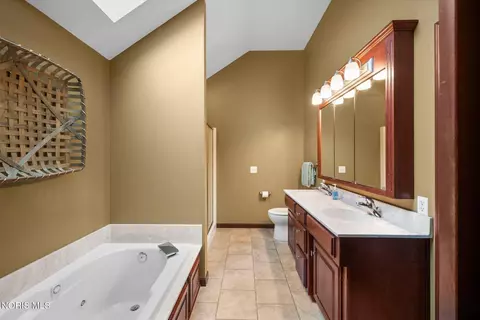 Bath - 1733 Spring Forest Dr, Oregon, OH 43616 photo 3 of 5
