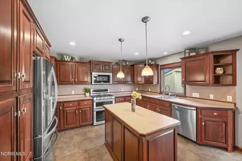Kitchen - 1733 Spring Forest Dr, Oregon, OH 43616 photo 4 of 5