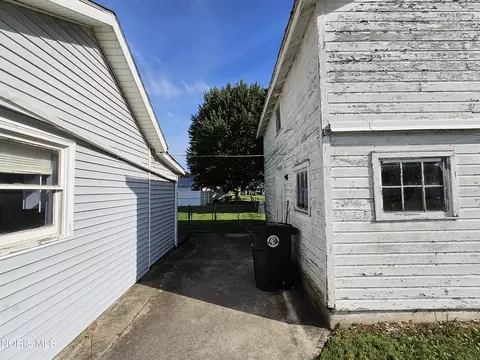 Exterior - 376 W Spring St, Upper Sandusky, OH 43351 photo 4 of 9