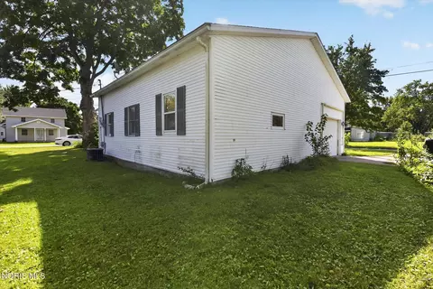 Exterior - 322 Lightner St, Bradner, OH 43406 photo 4 of 8