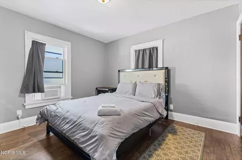 Bedroom - 1321 Addington Rd, Toledo, OH 43607 photo 2 of 5