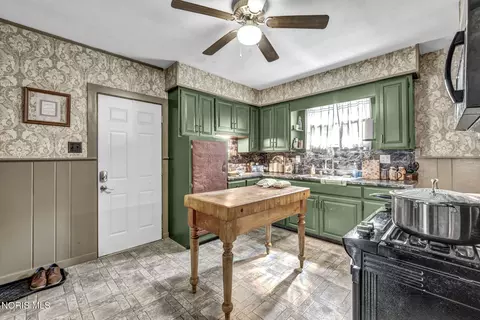 Kitchen - 201 E Johnson St, Upper Sandusky, OH 43351 photo 2 of 3