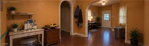 Entry Way - 2815 E St, Toledo, OH 43608 photo 3 of 4