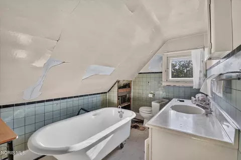 Bath - 610 Marmion Ave, Toledo, OH 43607 photo 1 of 1