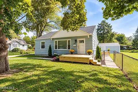 5608 Pawnee Rd, Toledo, OH 43613