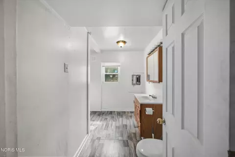 Bath - 649 Elysian Ave, Toledo, OH 43607 photo 2 of 3
