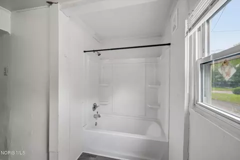 Bath - 649 Elysian Ave, Toledo, OH 43607 photo 3 of 3