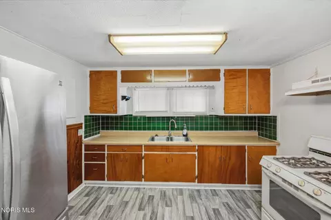 Kitchen - 649 Elysian Ave, Toledo, OH 43607 photo 2 of 2