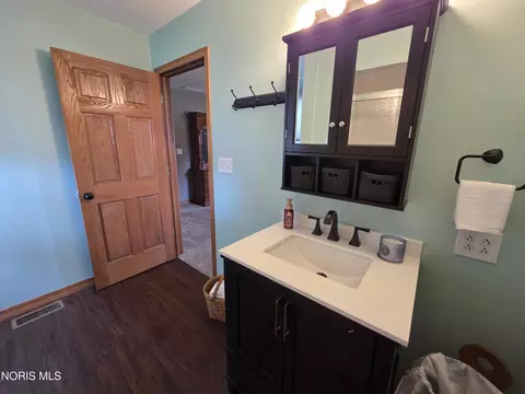 Bath - 403 Enterprise St, Leipsic, OH 45856 photo 3 of 6