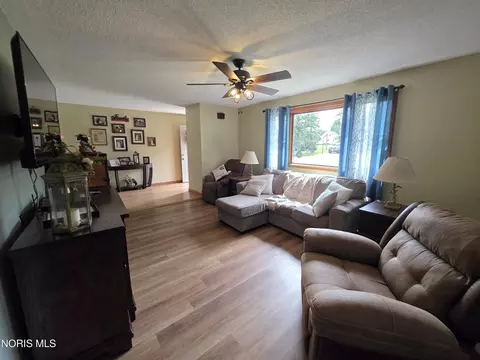 Living - 403 Enterprise St, Leipsic, OH 45856 photo 2 of 3