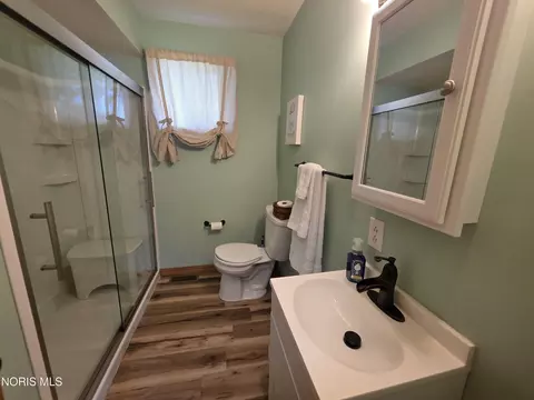 Bath - 403 Enterprise St, Leipsic, OH 45856 photo 4 of 6